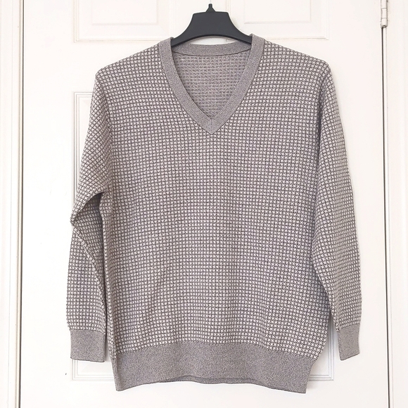 NWT. Men's 100% Lambswool V-Neck sweater with design. - Picture 3 of 3
